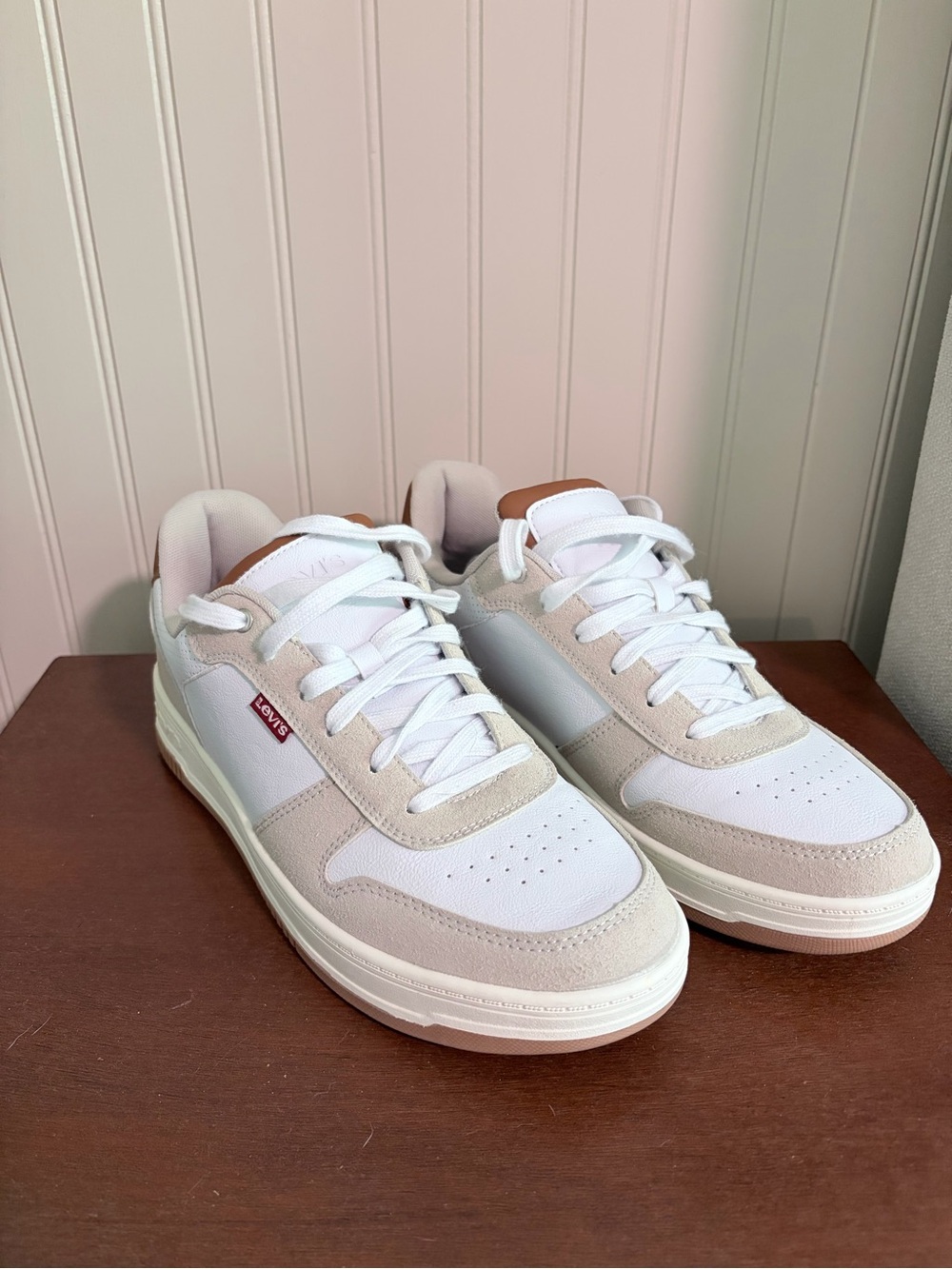 Levi's White and Beige Low-Top Men's Sneakers with Brown Heel Tab